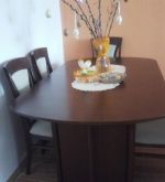 Rustikalny jedalensky stôl so stoličkami
